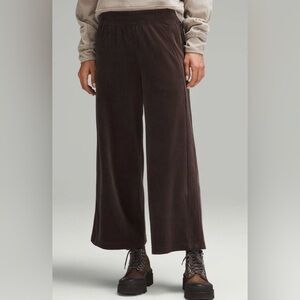 NWOT Lululemon Scuba Mid-Rise Wide-Leg Crop *Velvet Cord
Espresso